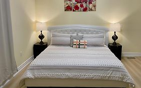 Victoria Family Vacation Home - King Bed Private Yard Bbq Deck Gazebo - 4 Minutes To The Falls